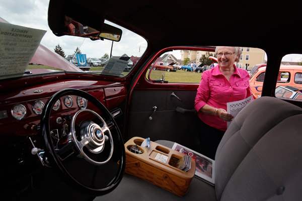 Shirley-Bunke-of-Wauseon-packs-up-for-the-day-as-she-and-he