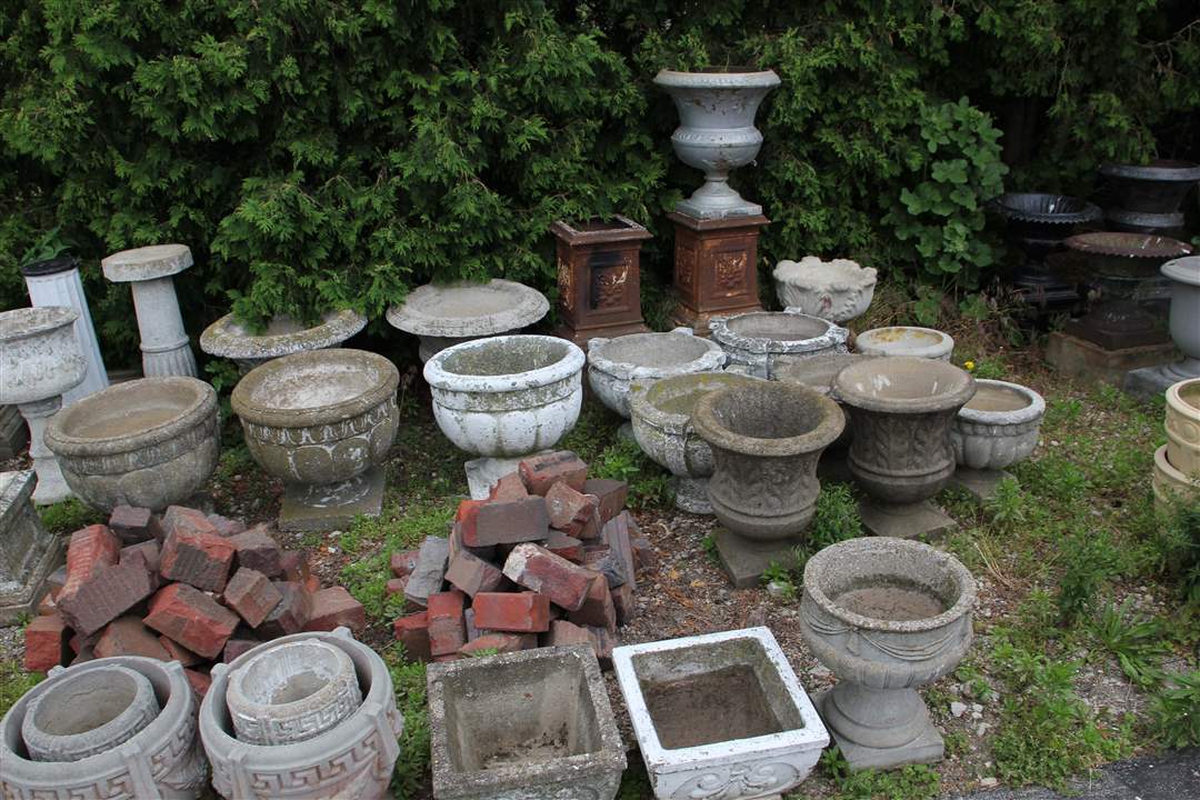 Cemetery-stealing-pots