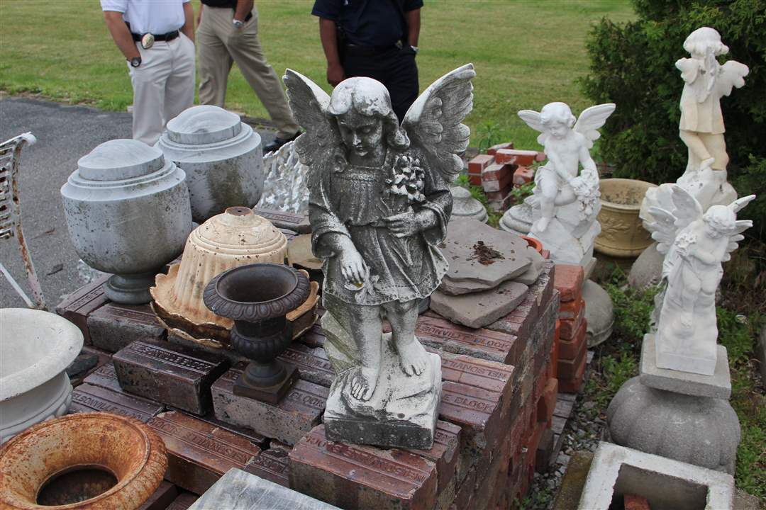 Cemetery-stealing-stolen-items