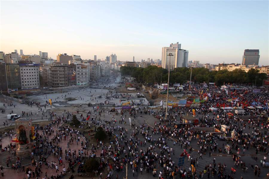 Turkey-Protests-crowd