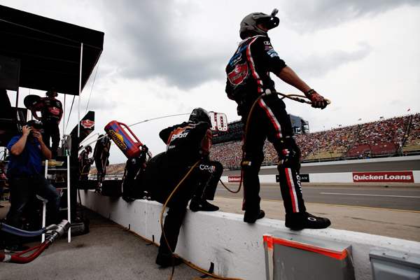 Pit-crew-members-for-40-car-driver-Reed-Sorenson-prepare-for-a-stop