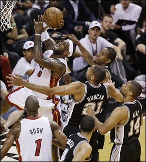 San Antonio Spurs' Kawhi Leonard tries to block a shot by Miami Heat's LeBron James (6) during the first half in Game 7.