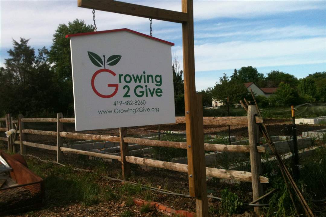 growing-2-give-garden-sign