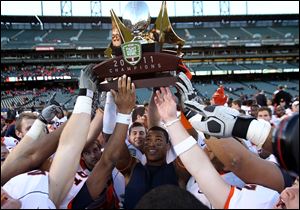 Illinois hoisted the Kraft Fight Hunger Bowl trophy in San Francisco in December, 2011. The Big Ten and the Pac-12 signed six-year agreements that will match their teams in the Holiday Bowl in San Diego and the Kraft Fight Hunger Bowl in Santa Clara beginning in 2014.