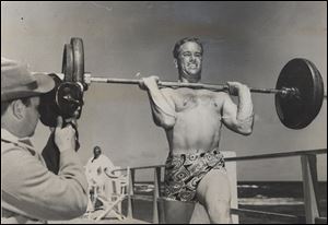 Frank Stranahan won numerous bodybuilding and weightlifting competitions and was known to carry barbells with him early in his amateur golfing career. 