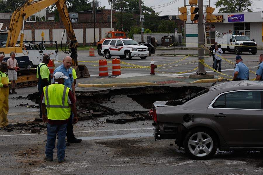 CTY-SinkHole04p-car-next-to-hole
