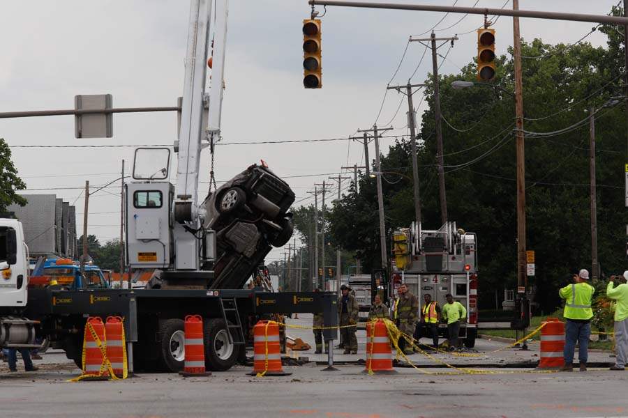 CTY-SinkHole04p-crane-pulls-car-2