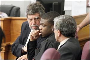 Moody Manor trial defendant Antwaine Jones sits between attorneys during the murder case.