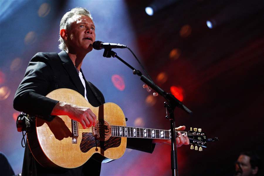 Randy-Travis-performs-on-day-2