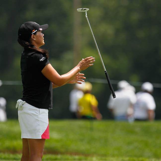 SPT-lpga19p-irene-cho-tosses-putter