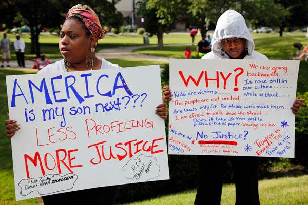 Rachel-Ajiboso-left-and-her-sister-Randa-Taylor-hold-up-signs