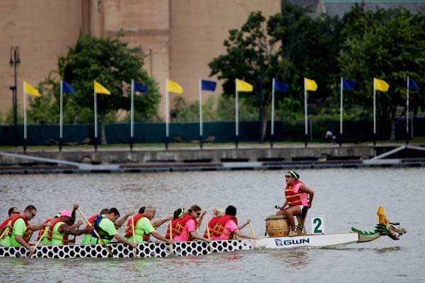 The-180th-Stingers-paddle