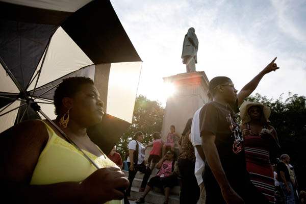 Toledo-residents-Alexicia-Sims-27-stands-und