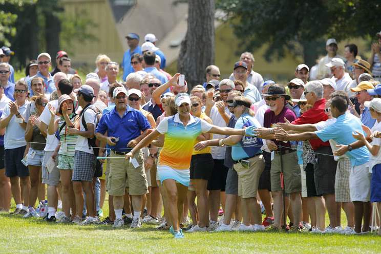 Lexi-Thompson-high-fives-7-21