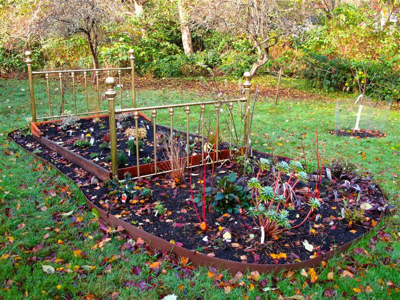 Gardening-bed-frame-Going-Slow
