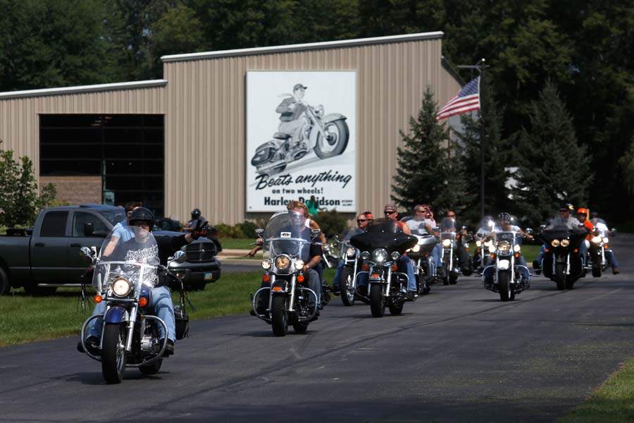 WebSylHARLEY17p-bikers-leave-harley