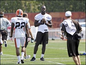 Browns linebacker Barkevious Mingo, center, watches practice on Wednesday. Doctors aren't allowing him to practice or even run.