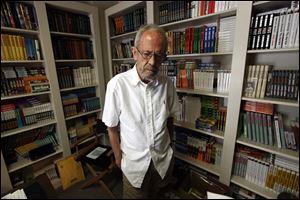 Author Elmore Leonard stands in his Bloomfield Township, Mich., home last fall. 
