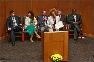 Diana Patton, general counsel for the Fair Housing Center, outlines the terms of the forum to mayoral candidates Joe McNamara, left, Anita Lopez, D. Michael Collins, Alan Cox, and Mike Bell at the University of Toledo's college of law.