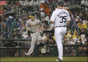 Oakland’s Brandon Moss rounds third after he hit a two-run home run against the Tigers’ Justin Verlander in the fifth inning.