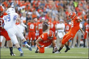 Bowling Green State University kicker Tyer Tate kicks a field goal to give the Falcons a 3-0 lead in the first quarter.