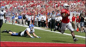 Ohio State halfback Jordan Hall (7) scores a touchdown  against  Buffalo during the second quarter.