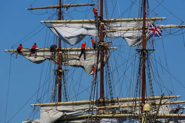 Sailors-climb-the-masts-for-the-Sorla