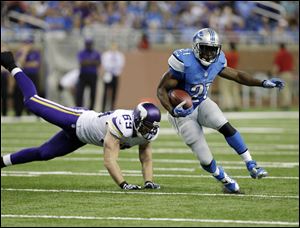 Lions running back Reggie Bush outruns Minnesota Vikings defensive end Jared Allen during the third quarter Sunday in Detroit. Bush turned a short pass into a 77-yard touchdown in the third quarter and finished with 191 yards of offense to help Detroit pull away to beat the Minnesota Vikings 34-24.