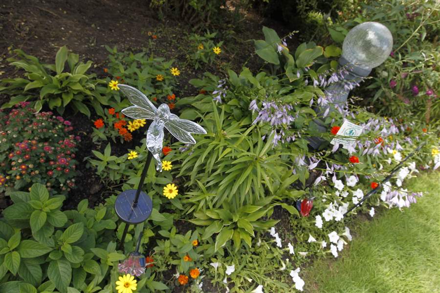 Marie-F-McCarty-mixes-yard-art-and-flowers