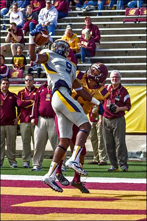 UT wide receiver Alonzo Russell makes a one-handed touchdown against Central Michigan's Jason Wilson in the second quarter. Russell finished with three catches for 21 yards and the score.