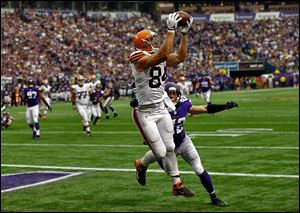 Cleveland tight end Jordan Cameron catches a seven-yard  touchdown pass against Minnesota’s Harrison Smith.