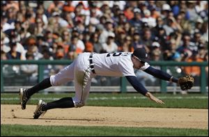 Detroit Tigers third baseman Don Kelly stretches but misses a single by Chicago White Sox's Jeff Keppinger during the fifth inning.