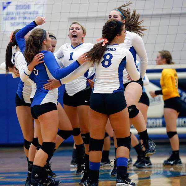 Elmwood-celebrates-winning-the-second-set-against-Eastwood