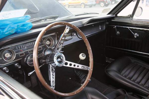 The-dash-of-a-1965-Ford-Mustang-289