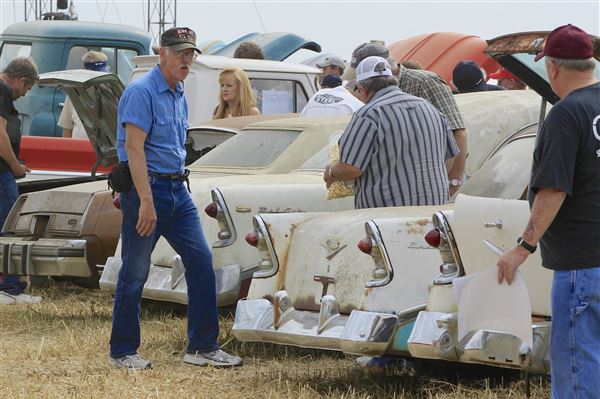 Thousands travel to Neb. for vintage Chevy auction - The Blade