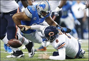 Detroit’s Ndamukong Suh hits Chicago’s Jay Cutler, causing a fumble Sunday that Nick Fairley recovered for a touchdown.