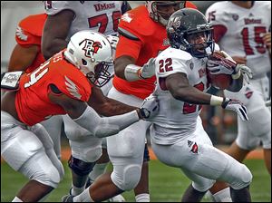 Bowling Green’s Jerry ‘Boo Boo’ Gates, left, hauls down UMass'  Jamal Wilson from behind in the first half. 