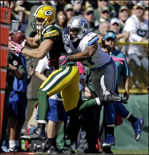 Packers wide receiver Jordy Nelson catches a pass in front of Lions defensive back Glover Quin during the first half Sunday in Green Bay, Wis.