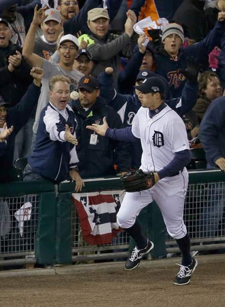 Detroit-Tigers-Don-Kelly-tosses-a-baseball-to