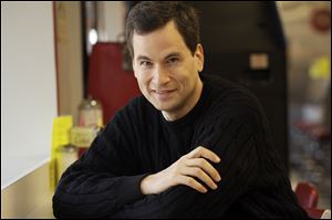 New York Times technology columnist and gadget reviewer Pogue is leaving the newspaper to cover similar topics for Yahoo.