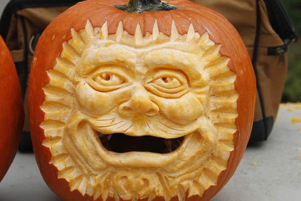 of-the-pumpkins-carved-by-Chad-Hartson-of-Napoleon