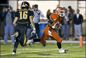 Southview's Keith Gilmore scores a touchdown in front of Northview's Eben Corron.