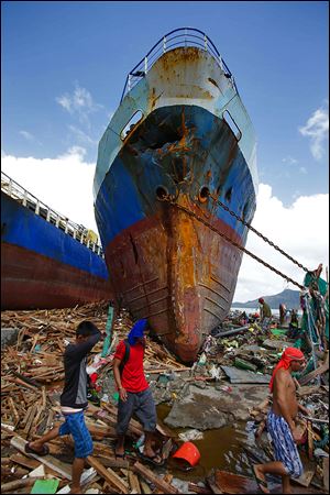 A ship is washed ashore in Tacloban by strong waves caused by the typhoon. 