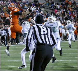 BG's Heath Jackson outfights two Ohio defenders to haul in a 32-yard touchdown pass from Matt Johnson.