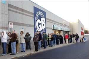 Customers wait outside Gabriel Brothers, stretch-ing almost to Target, for the grand opening of the company’s first store in the Toledo area on Thursday. The discount retailer on Monroe Street in Sylvania Township offers a variety of products, from clothing to greeting cards and more.