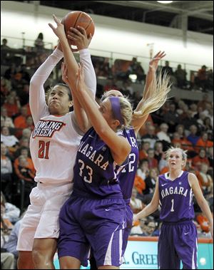 Bowling Green State University’s Erica Donovan battles over Niagara's Val McQuade during Friday’s game. Donovan finished with 20 points for the Falcons.