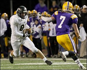 The Yellow Jackets' Nathan Patterson looks for an opening. Patterson's seven-yard TD catch gave the Jackets their first lead, 21-17, late in the game.