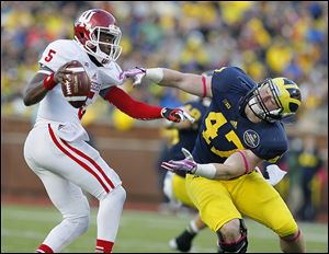 Michigan linebacker Jake Ryan, right, attempts to sack Indiana’s Tre Roberson on Oct. 19. The Wolverines have lost three of their past four games.