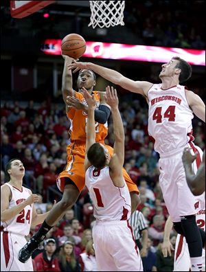 BG forward Richaun Holmes shoots over Wisconsin’s Frank Kaminsky, right, and Ben Brust, center, during the first half Thursday night in Madison, Wis.