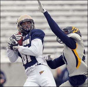 Akron's Tyrell Goodman hauls in a fourth-quarter touchdown pass against Toledo's Jordan Martin. The Rockets fell to 7-5.